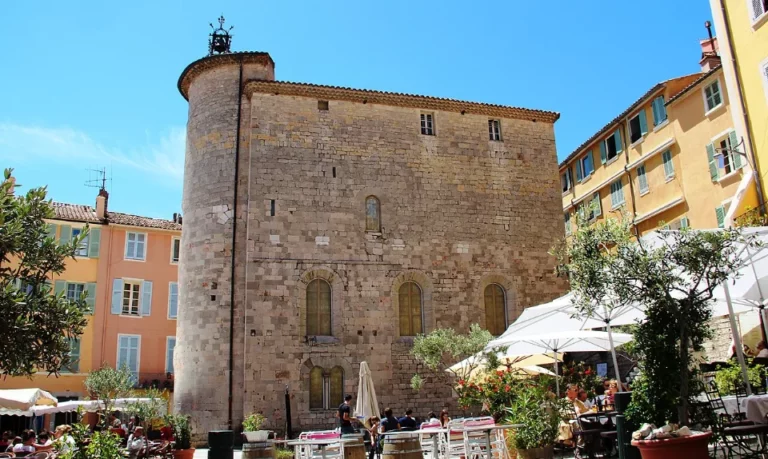 Vieille ville et tour des Templiers à Hyères pour le sélecteur Mes Libertines par ville