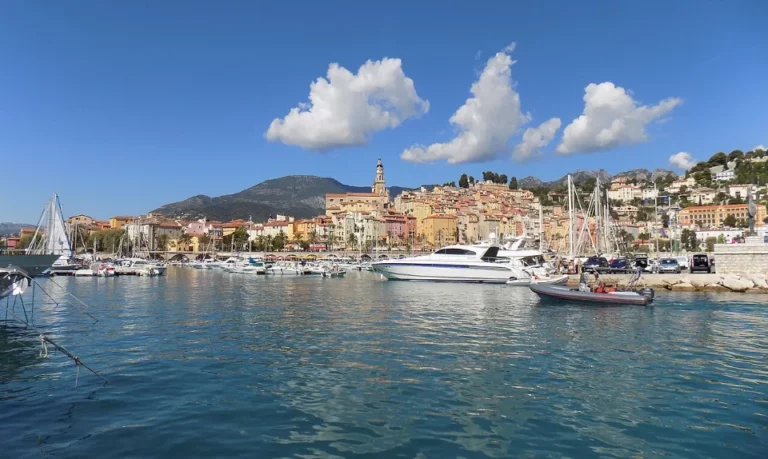 Vieille ville et basilique Saint-Michel à Menton pour le sélecteur Mes Libertines par ville