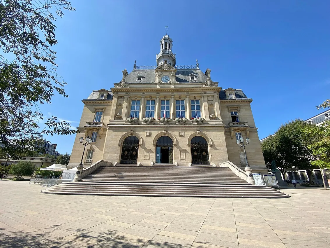 Hôtel de ville d’Asnières-sur-Seine vu depuis son parvis