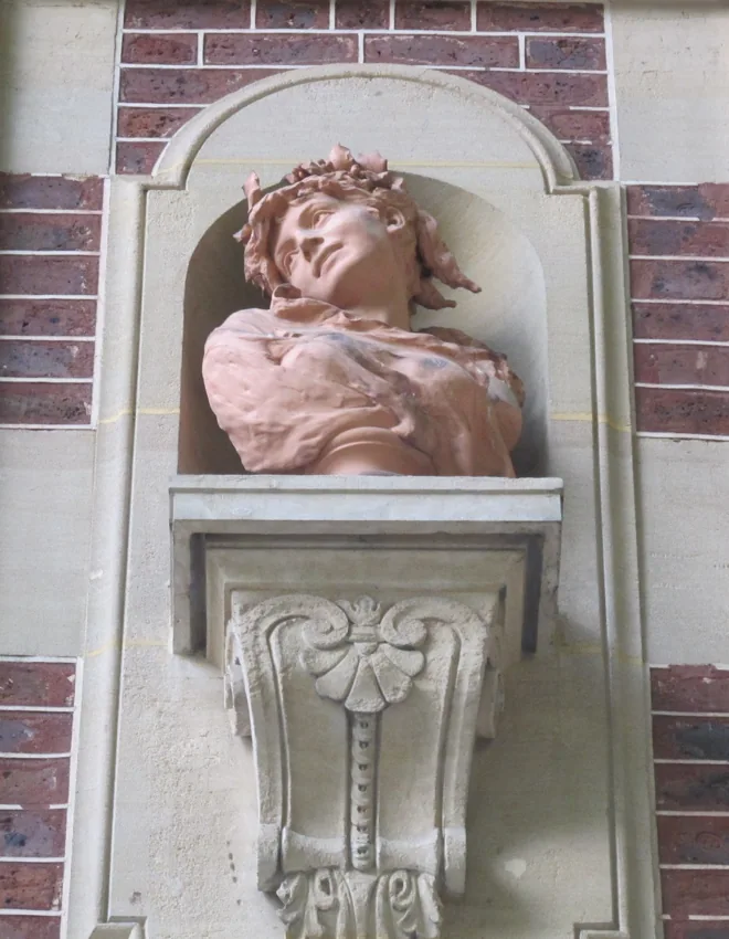 Buste sculpté sur la façade d’un ancien hôtel de ville de Nanterre