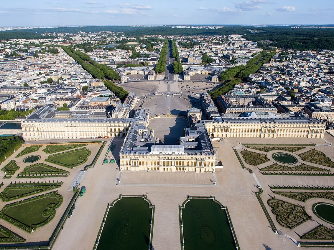 Vue aérienne du château de Versailles et de ses jardins